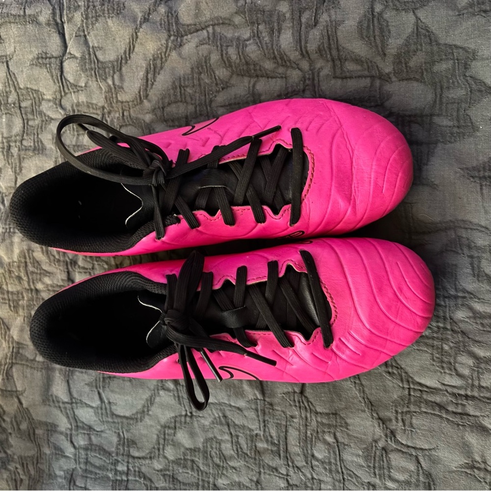 Like New Nike Girls Pink Soccer Cleats - Picture 2 of 6